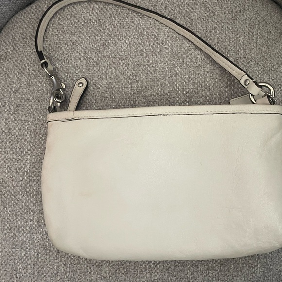 COACH- White Bag Smooth
Finish Classic Design - Picture 6 of 6